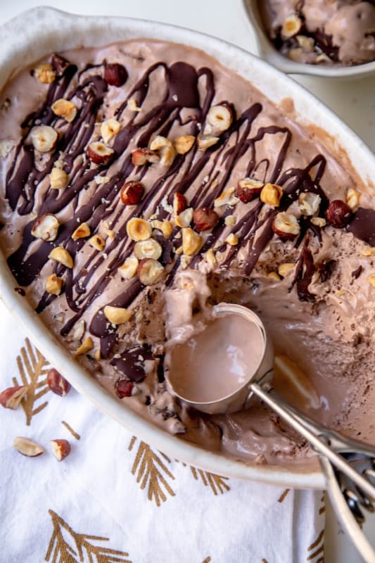 Helado de chocolate y avellanas